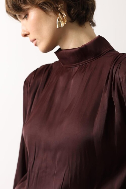 Bordo Dik Yaka Omuzları Vatkalı Drape Detaylı Saten Bluz BCRY-261277