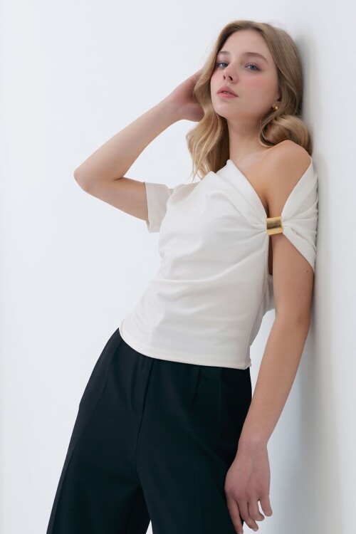 Ekru Asimetrik Yaka Drapeli Omuz Aksesuarlı Sandy Bluz BCHNT-261270