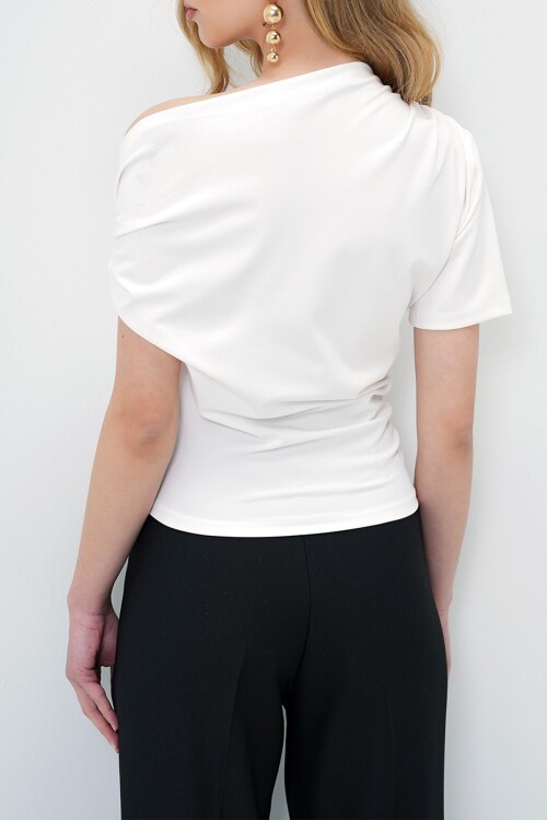 Ekru Asimetrik Yaka Drapeli Omuz Aksesuarlı Sandy Bluz BCHNT-261270