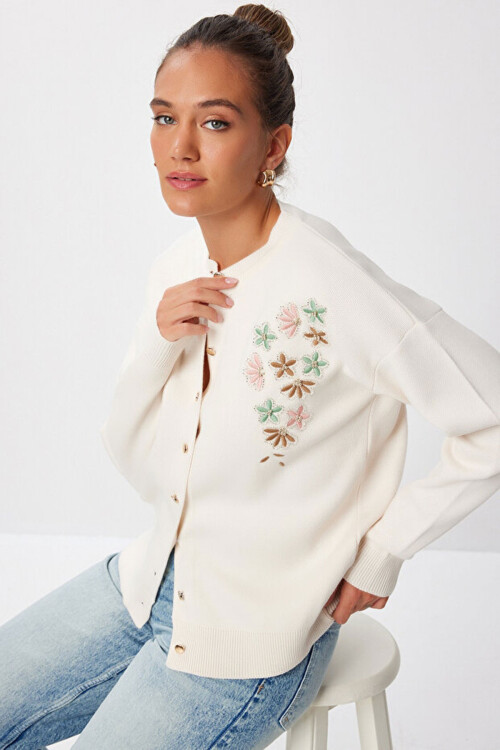 Ekru Düğmeli Çiçek Nakışlı Kışlık Triko Hırka BCVL-25T2364