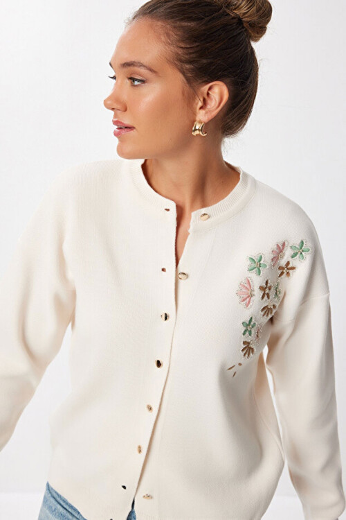 Ekru Düğmeli Çiçek Nakışlı Kışlık Triko Hırka BCVL-25T2364