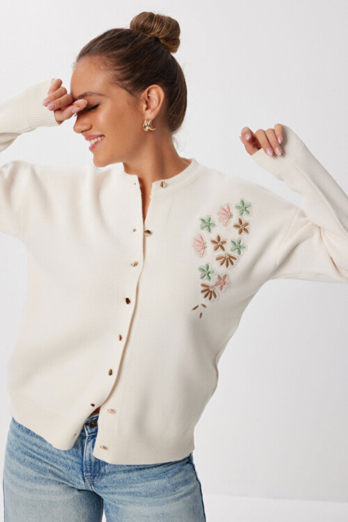 Ekru Düğmeli Çiçek Nakışlı Kışlık Triko Hırka BCVL-25T2364