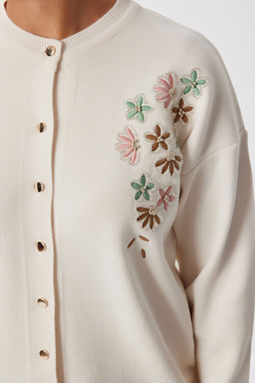 Ekru Düğmeli Çiçek Nakışlı Kışlık Triko Hırka BCVL-25T2364