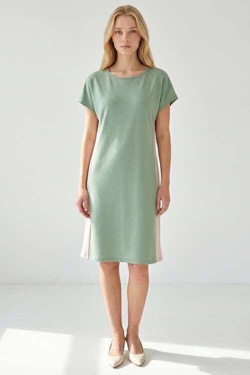 Fıstık Yeşili Yanları Beyaz Şeritli Modal Kumaş Elbise