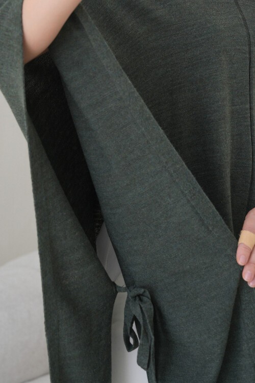 Haki Kapüşonlu Yırtmaçlı Triko Panço BCHPK-251245