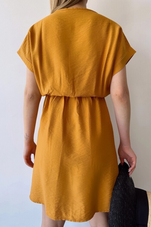Hardal Beli Büzgülü Yakası Yırtmaçlı Keten Elbise