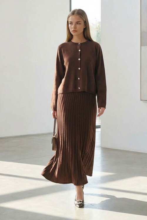 Kahverengi Bisiklet Yaka Düğmeli Hırka Ve Pliseli Midi Boy Etek Takım BCHPK-251252