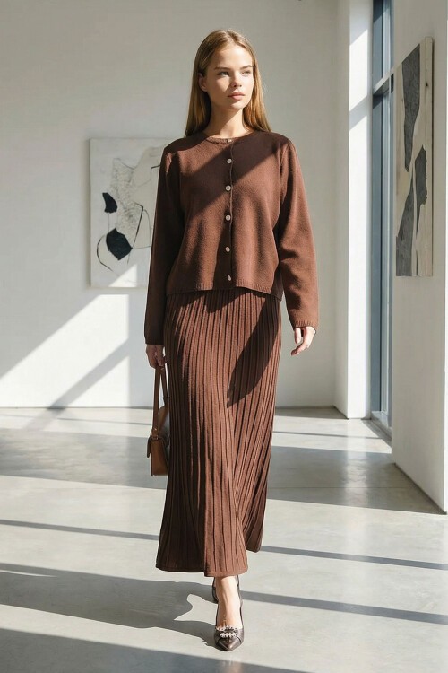 Kahverengi Bisiklet Yaka Düğmeli Hırka Ve Pliseli Midi Boy Etek Takım BCHPK-251252