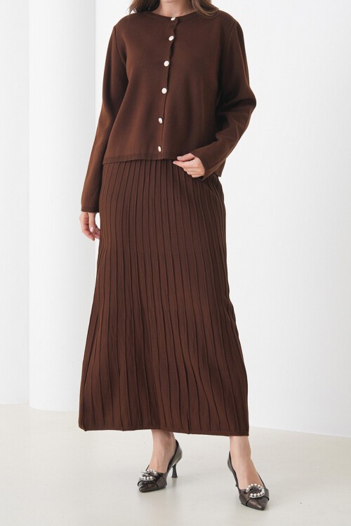 Kahverengi Bisiklet Yaka Düğmeli Hırka Ve Pliseli Midi Boy Etek Takım BCHPK-251252