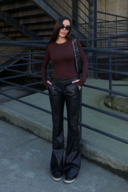 Kahverengi Bisiklet Yaka Parmak Detaylı Ultra Soft Kumaş Bluz BCDF-25B0001