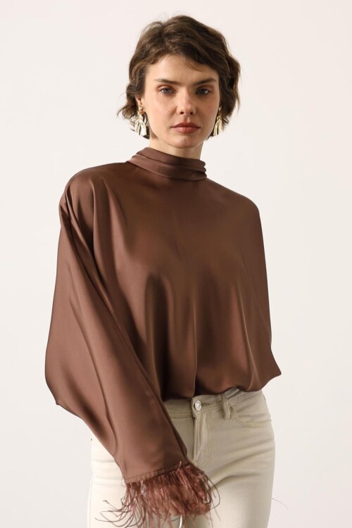 Kahverengi Dik Yaka Kolları Tüy Detaylı Saten Bluz BCRY-261275