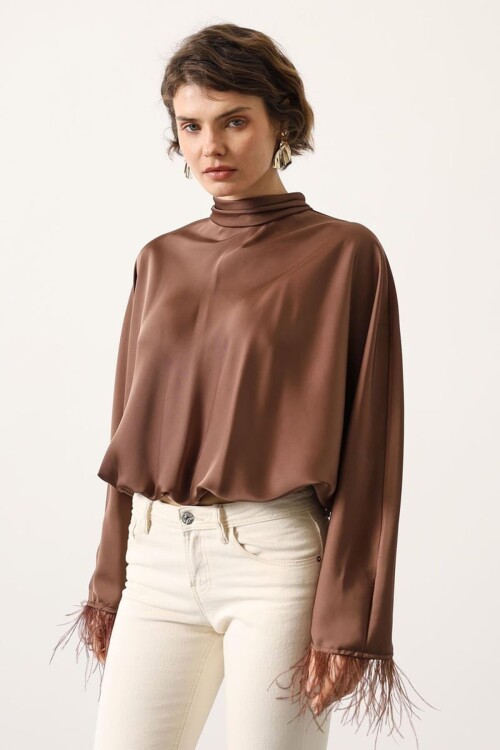 Kahverengi Dik Yaka Kolları Tüy Detaylı Saten Bluz BCRY-261275