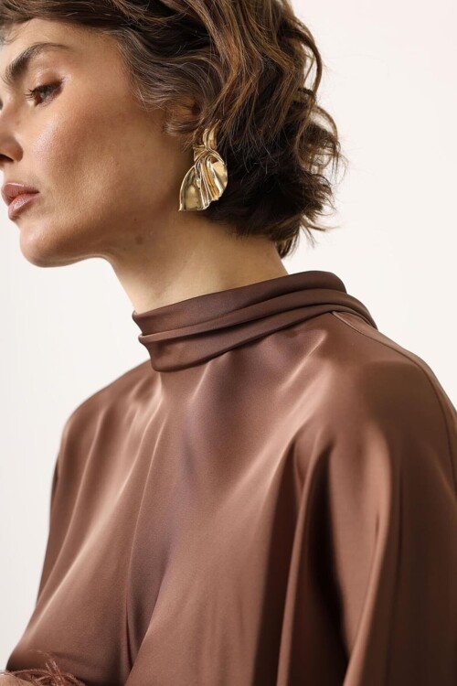 Kahverengi Dik Yaka Kolları Tüy Detaylı Saten Bluz BCRY-261275