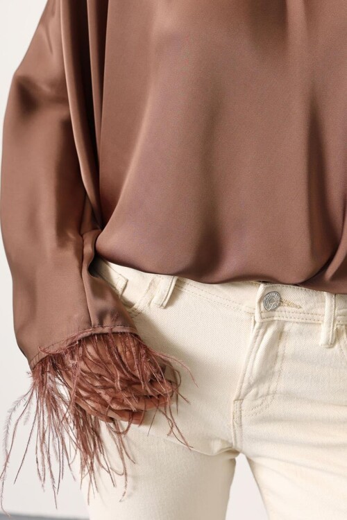Kahverengi Dik Yaka Kolları Tüy Detaylı Saten Bluz BCRY-261275