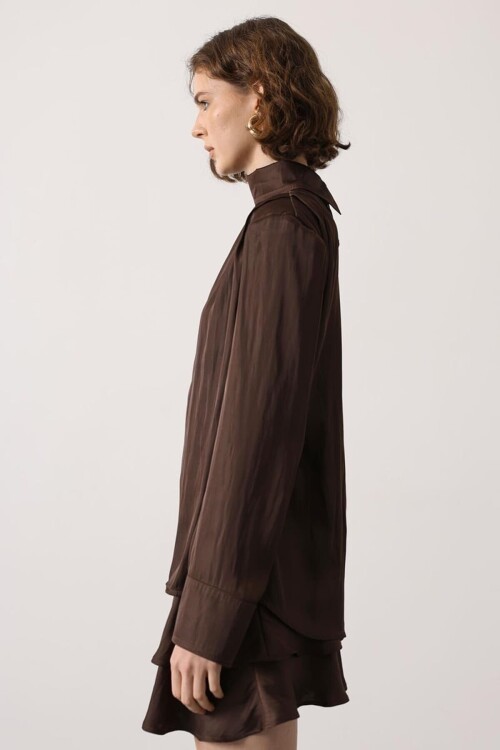 Kahverengi Dik Yaka Omuzları Vatkalı Drape Detaylı Saten Bluz BCRY-261277