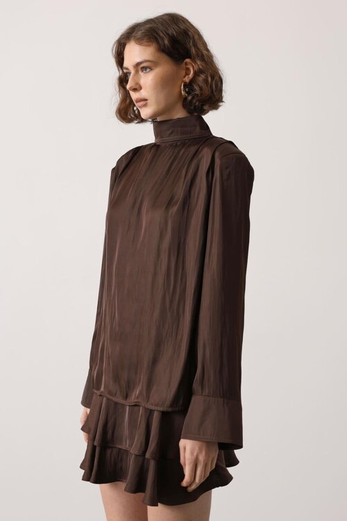 Kahverengi Dik Yaka Omuzları Vatkalı Drape Detaylı Saten Bluz BCRY-261277