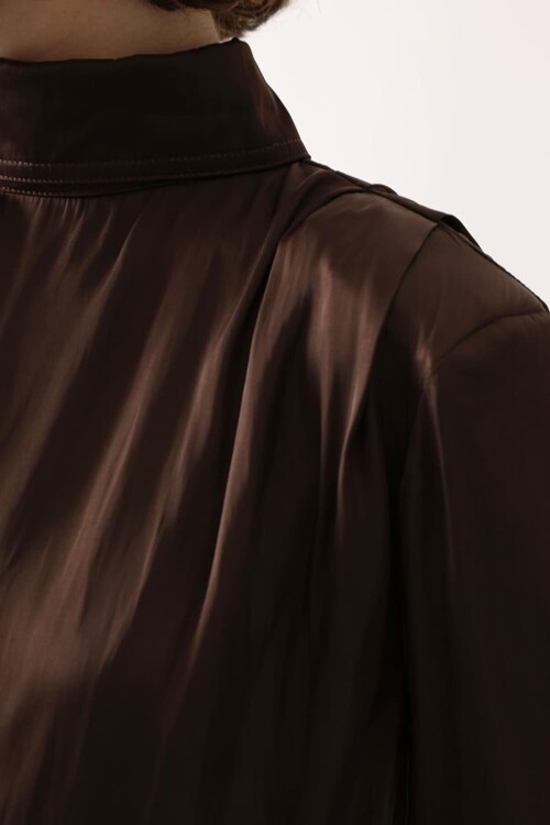 Kahverengi Dik Yaka Omuzları Vatkalı Drape Detaylı Saten Bluz BCRY-261277