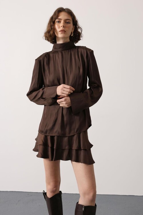 Kahverengi Dik Yaka Omuzları Vatkalı Drape Detaylı Saten Bluz BCRY-261277
