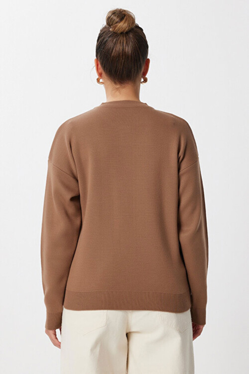 Kahverengi Düğmeli Çiçek Nakışlı Kışlık Triko Hırka BCVL-25T2364