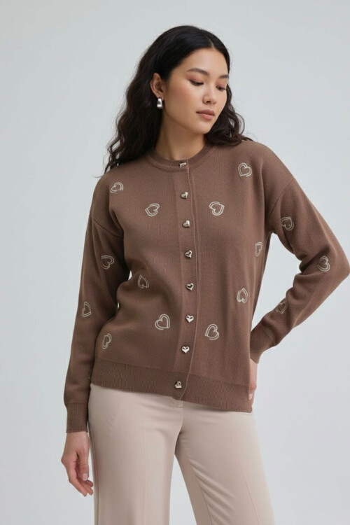 Kahverengi Düğmeli Kalp Nakışlı Kışlık Triko Hırka BCVL-25T3245