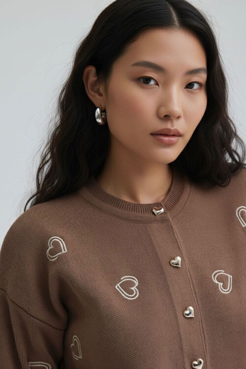 Kahverengi Düğmeli Kalp Nakışlı Kışlık Triko Hırka BCVL-25T3245