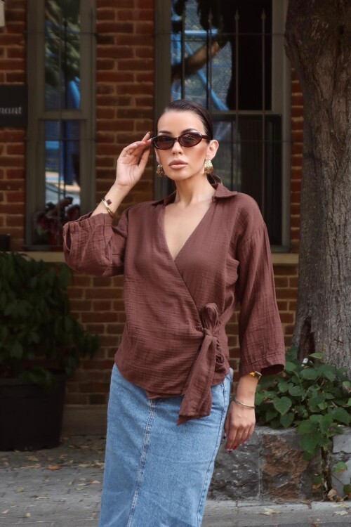 Kahverengi Kruvaze Yaka Bağlamalı Müslin Bluz BCRU-261302