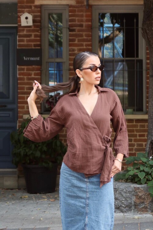 Kahverengi Kruvaze Yaka Bağlamalı Müslin Bluz BCRU-261302