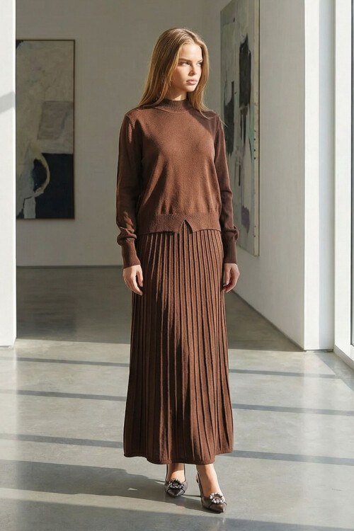 Kahverengi Yarım Balıkçı Yaka Kazak Ve Midi Boy Piliseli Etek Takım BCHPK-251253