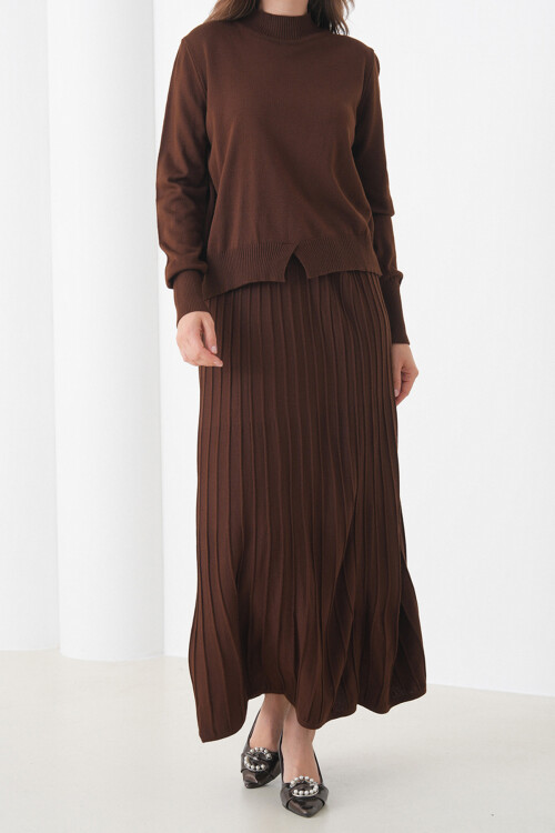 Kahverengi Yarım Balıkçı Yaka Kazak Ve Midi Boy Piliseli Etek Takım BCHPK-251253