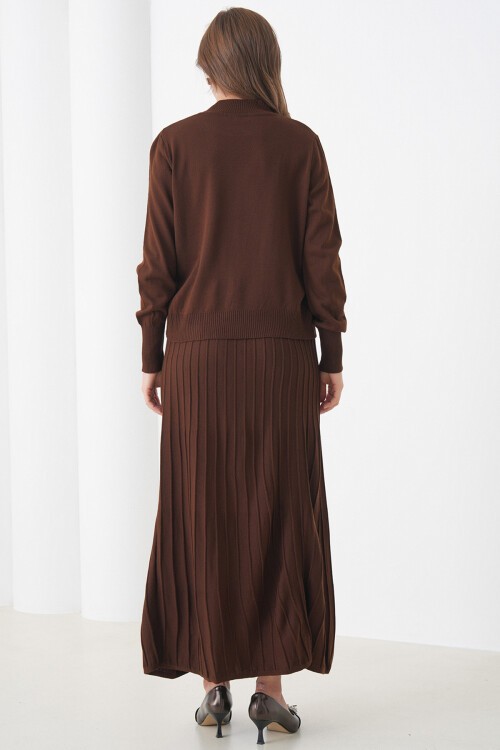 Kahverengi Yarım Balıkçı Yaka Kazak Ve Midi Boy Piliseli Etek Takım BCHPK-251253