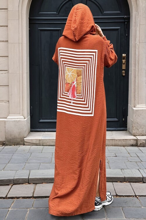 Kiremit Keten Kapüşonlu Yanı Yırtmaçlı Sırtı Baskılı Uzun Elbise