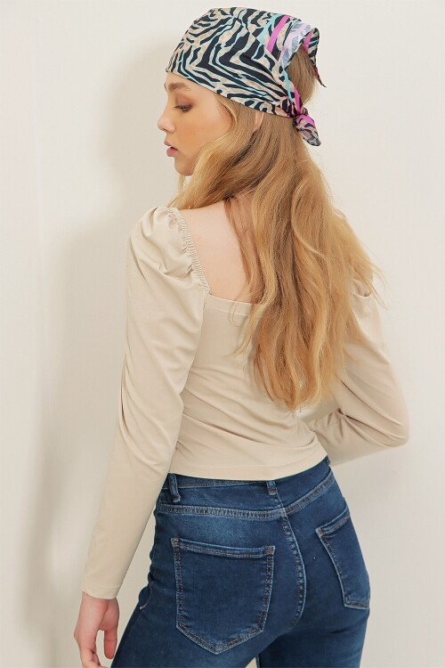 Krem Öpücük Yaka Prenses Kol Crop Bluz
