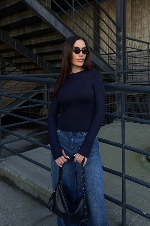 Lacivert Bisiklet Yaka Parmak Detaylı Ultra Soft Kumaş Bluz BCDF-25B0001