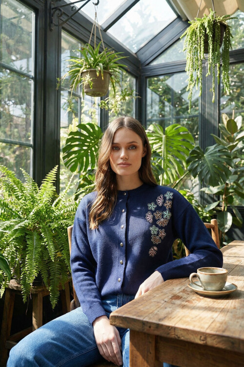 Lacivert Düğmeli Kalp Nakışlı Kışlık Triko Hırka BCVL-25T2364