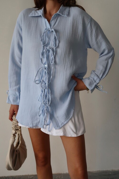 Mavi Düğme Detaylı Bağlamalı Müslin Gömlek BCRU-261295