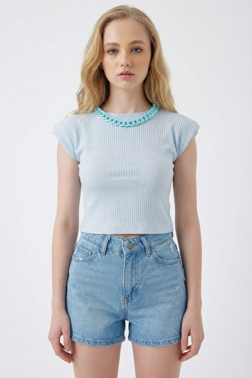 Mavi Yakası Aksesuarlı Vatkalı Crop Örme Bluz