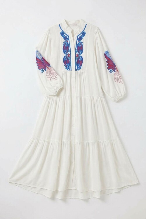 Beyaz Nakış İşlemeli Kat Kat Volanlı Düğme Detaylı Dokuma Elbise