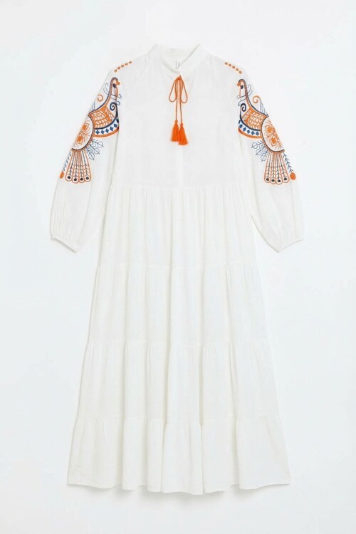 Beyaz Nakış İşlemeli Kat Kat Volanlı Uzun Boy Dokuma Elbise