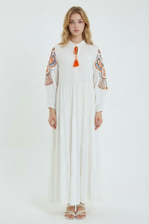 Beyaz Nakış İşlemeli Kat Kat Volanlı Uzun Boy Dokuma Elbise