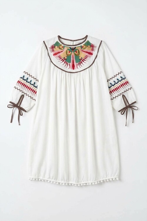 Beyaz Nakış İşlemeli Püsküllü Dokuma Viscon Elbise