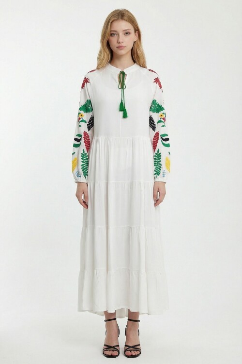 Beyaz Yakası Bağlamalı Nakış İşlemeli Uzun Boy Dokuma Elbise