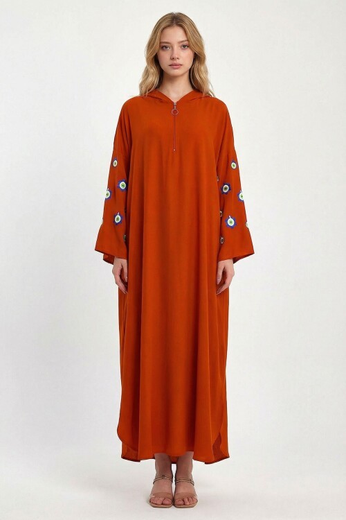 Kırmızı Kapüşonlu Nakış İşlemeli Örme Viscon Elbise