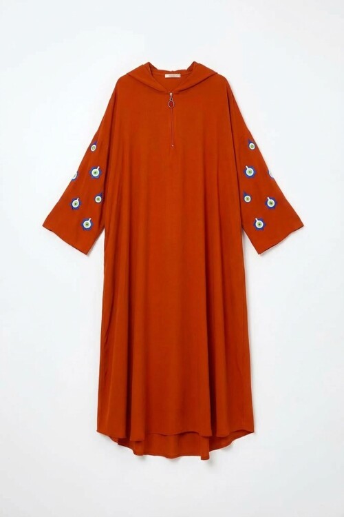 Kırmızı Kapüşonlu Nakış İşlemeli Örme Viscon Elbise