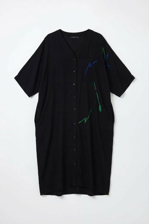 Siyah V Yaka Nakış İşlemeli Uzun Dokuma Gömlek Elbise