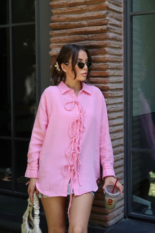 Pembe Düğme Detaylı Bağlamalı Müslin Gömlek BCRU-261295