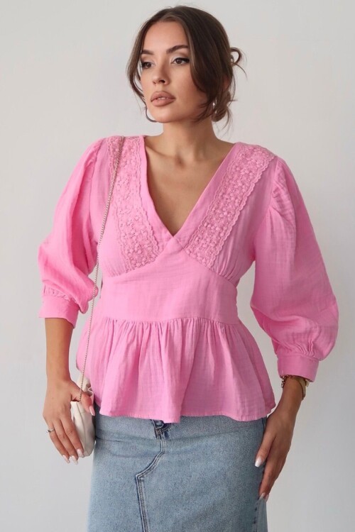 Pembe V Yaka Dantel Detaylı Keten Bluz BCRU-261287