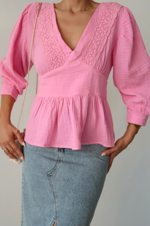 Pembe V Yaka Dantel Detaylı Keten Bluz BCRU-261287
