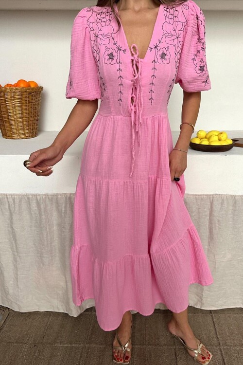 Pembe V Yaka Nakış İşlemeli Müslin Elbise BCRU-261298