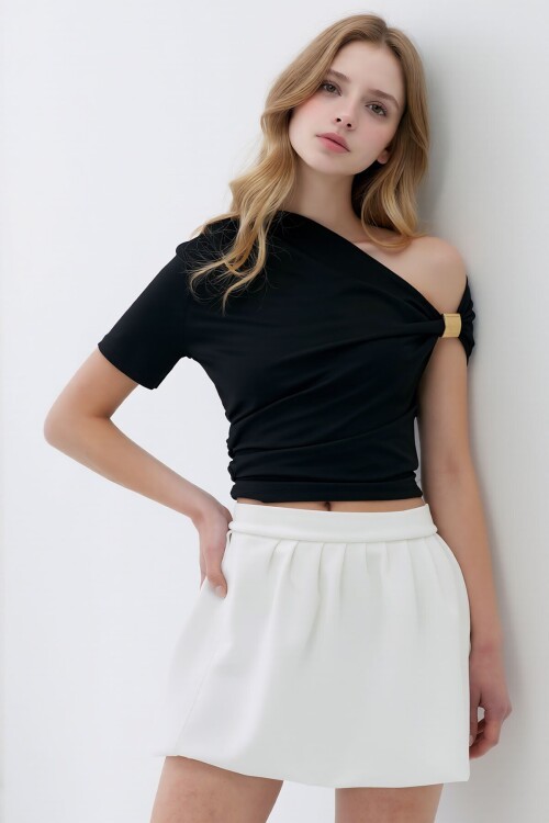 Siyah Asimetrik Yaka Drapeli Omuz Aksesuarlı Sandy Bluz BCHNT-261270