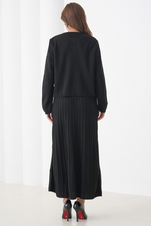 Siyah Bisiklet Yaka Düğmeli Hırka Ve Pliseli Midi Boy Etek Takım BCHPK-251252